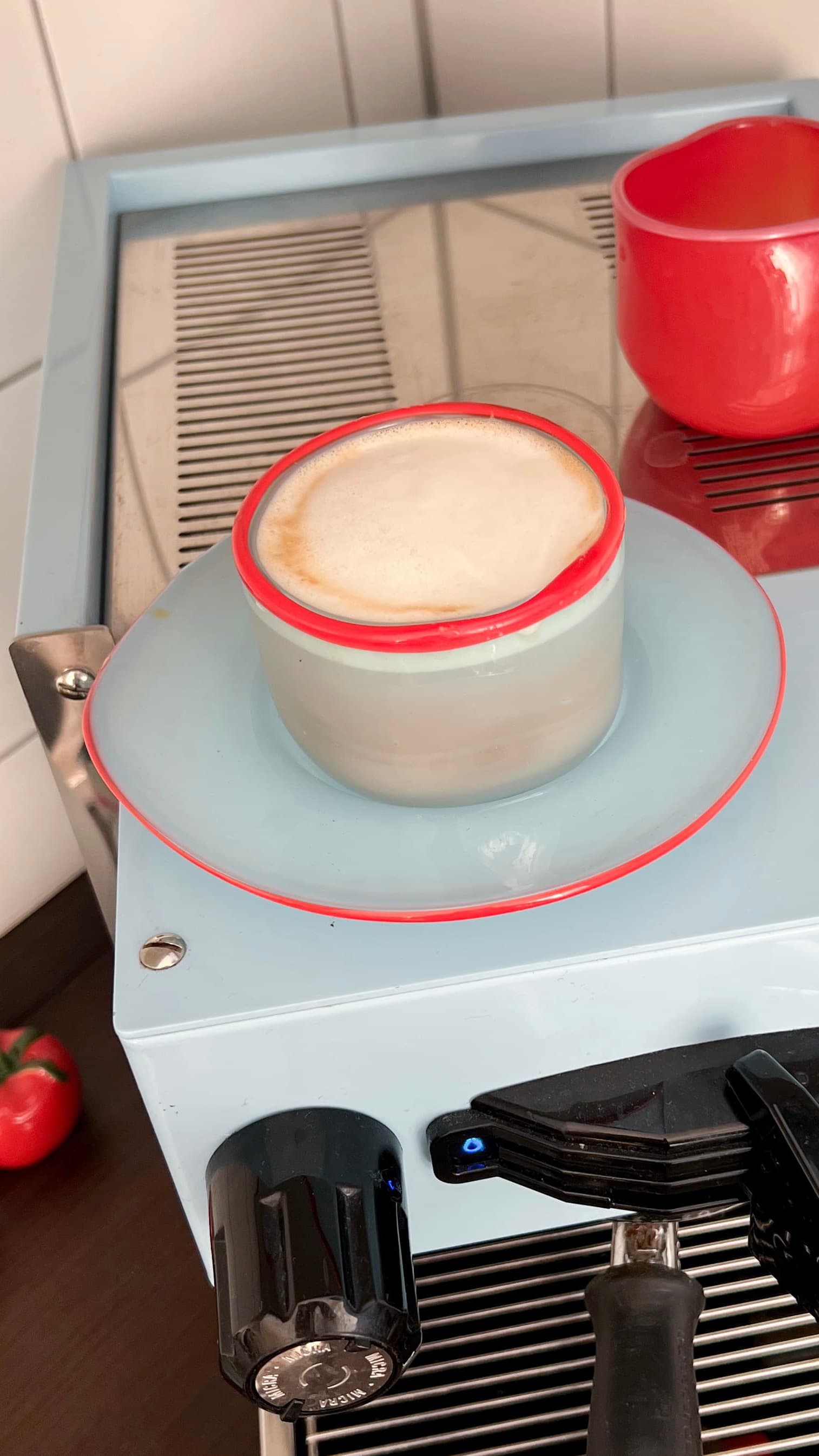 THE WAVY COFFEE CUP